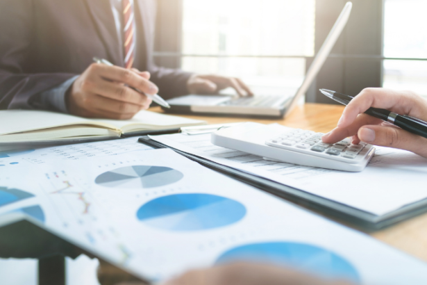 Rodrigo Balassiano analisa como os FIDCs surgem como alternativa eficiente às linhas bancárias tradicionais para empresas em busca de crédito.