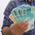 Teciomar Ábila traz dicas essenciais para organizar suas finanças ao receber o primeiro salário.