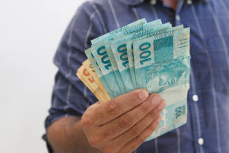 Teciomar Ábila traz dicas essenciais para organizar suas finanças ao receber o primeiro salário.