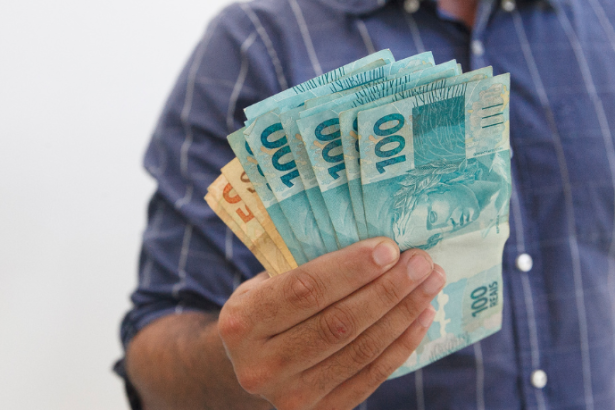 Teciomar Ábila traz dicas essenciais para organizar suas finanças ao receber o primeiro salário.