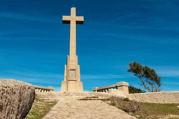 Jose Eduardo De Oliveira e Silva convida à reflexão sobre o valor da confissão e do perdão na renovação da alma pela fé católica.