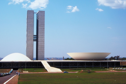 Entre Jurisdição e Política: Desafios do STF na Democracia Contemporânea