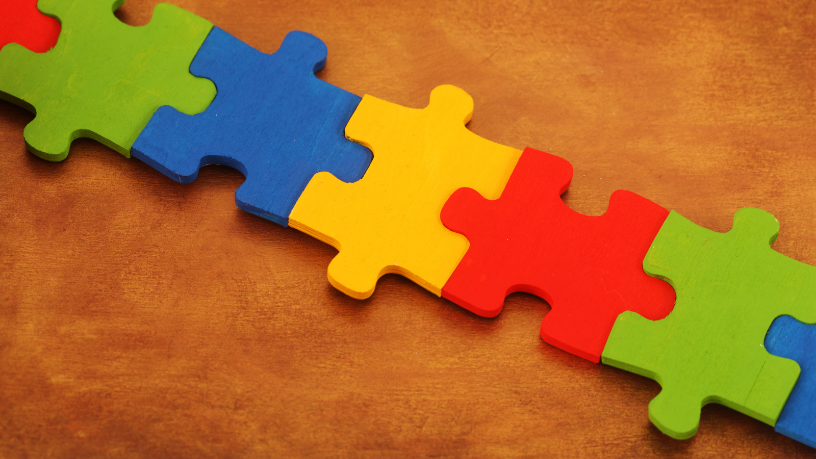 Understanding the signs of autism and seeking proper evaluation can improve the support process, according to Alexandre Costa Pedrosa.