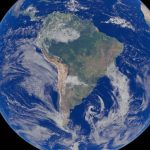 Imagem de satélite da América do Sul vista do espaço, cercada pelo oceano.
