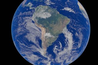 Imagem de satélite da América do Sul vista do espaço, cercada pelo oceano.
