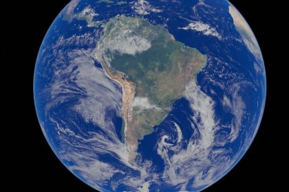 Imagem de satélite da América do Sul vista do espaço, cercada pelo oceano.