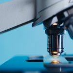 Equipamentos e instrumentos de análise em um laboratório de pesquisa científica