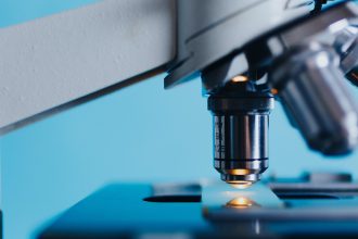Equipamentos e instrumentos de análise em um laboratório de pesquisa científica